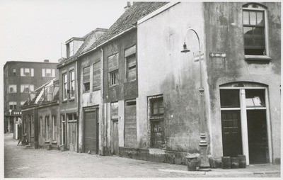 860090 Gezicht op de rij huizen Oranjestraat 56 (links)-50 en het hoekpand Oude Koningstraat 49 (voorheen ...